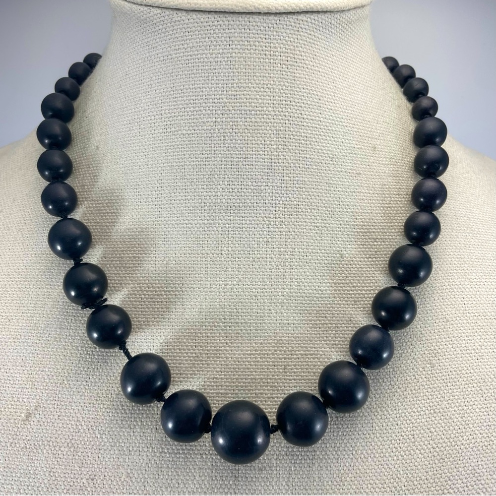 Beautiful Unsigned Matt Black Agate Gemstone Graduated Silver Tone Necklace